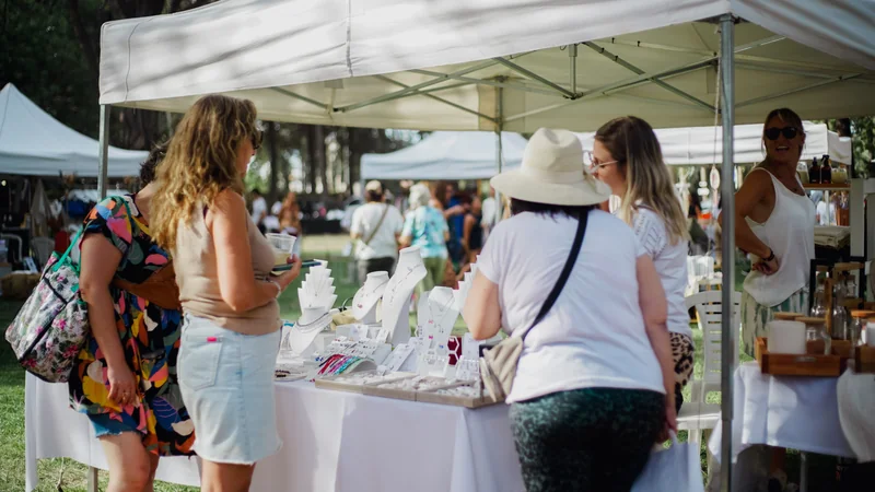 Affiche de Foodtrucks et Marché de créateurs Chez Tata Simone